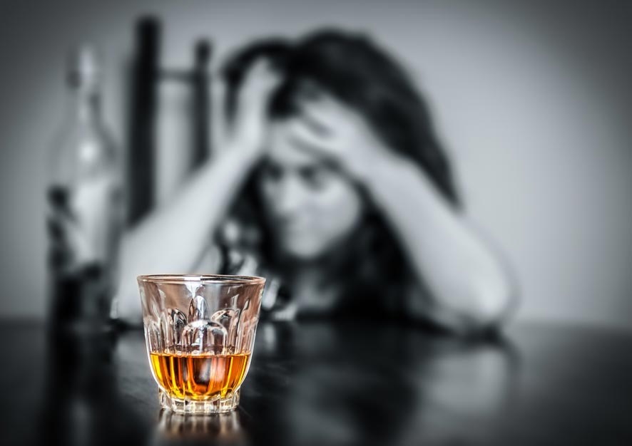 Whiskyglas und Schatten – Ambivalenz