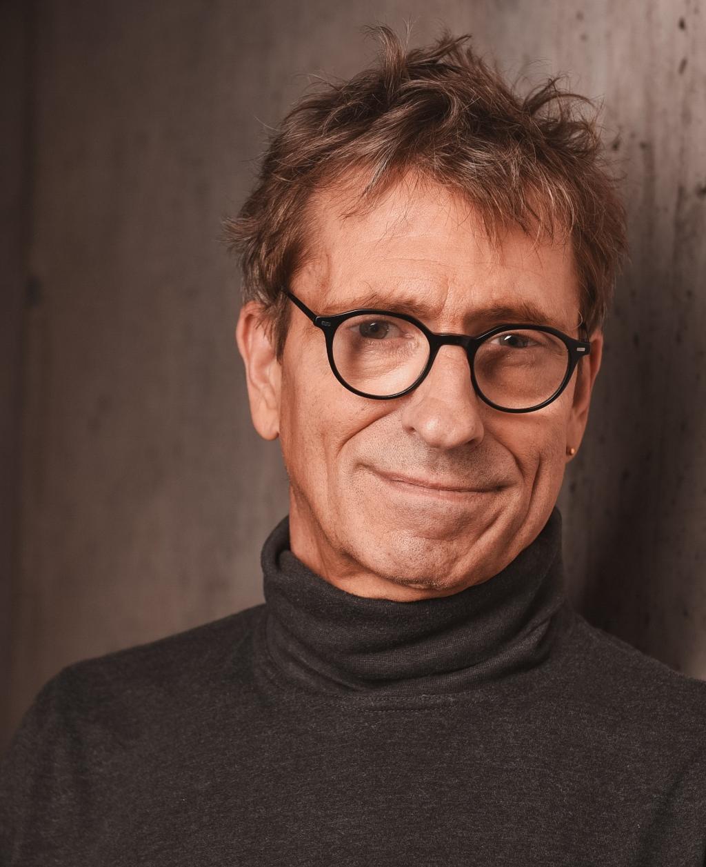 Ove Krüger – Life Trust Coach, Portrait im schwarzen Rollkragen